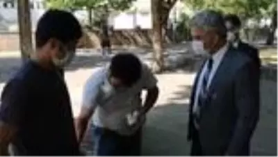 Erzincan Valisi Mehmet Makas, parkta maskesiz oturanları uyardı Erzincan Valisi Mehmet Makas, parkta maskesiz oturanları uyardı