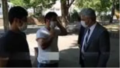 Erzincan Valisi Mehmet Makas, parkta maskesiz oturanları uyardı Erzincan Valisi Mehmet Makas, parkta maskesiz oturanları uyardı