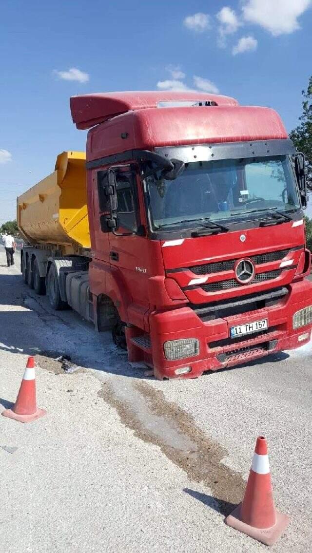Hafriyat kamyonunun kopan tekerleğinden kıl payı kurtuldu Hafriyat kamyonunun kopan tekerleğinden kıl payı kurtuldu