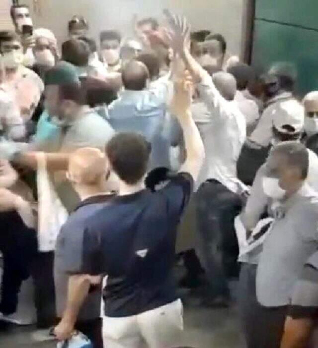 İBB'nin Halk Süt dağıtım ekibi bir grubun saldırısına uğradı İBB'nin Halk Süt dağıtım ekibi bir grubun saldırısına uğradı