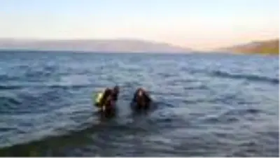 Boğulma tehlikesi geçiren ikiz çocuklarını kurtarmak isteyen baba hayatını kaybetti Boğulma tehlikesi geçiren ikiz çocuklarını kurtarmak isteyen baba hayatını kaybetti
