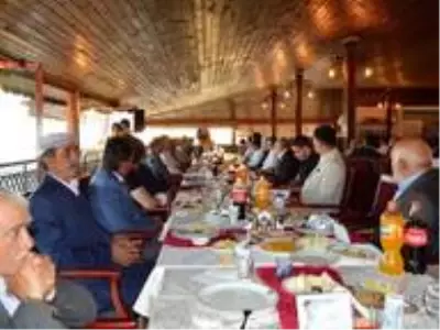 Kaymakam Karaosmanoğlu'na veda yemeği Kaymakam Karaosmanoğlu'na veda yemeği
