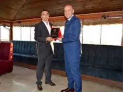 Kaymakam Karaosmanoğlu'na veda yemeği Kaymakam Karaosmanoğlu'na veda yemeği
