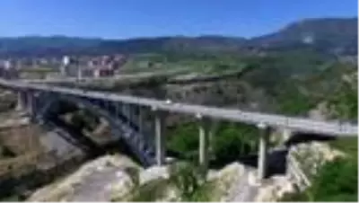 Köprüler, yürüyen merdivenler ve asansörler şehri Köprüler, yürüyen merdivenler ve asansörler şehri