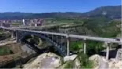 Köprüler, yürüyen merdivenler ve asansörler şehri Köprüler, yürüyen merdivenler ve asansörler şehri