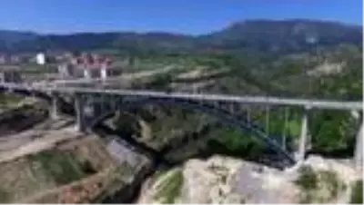 Köprüler, yürüyen merdivenler ve asansörler şehri Köprüler, yürüyen merdivenler ve asansörler şehri