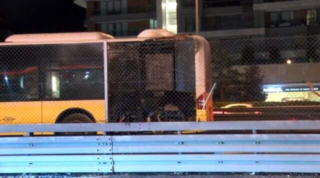 Küçükçekmece'de metrobüste korkutan yangın! Seferler aksadı Küçükçekmece'de metrobüste korkutan yangın! Seferler aksadı