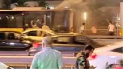 Küçükçekmece'de metrobüste korkutan yangın! Seferler aksadı Küçükçekmece'de metrobüste korkutan yangın! Seferler aksadı