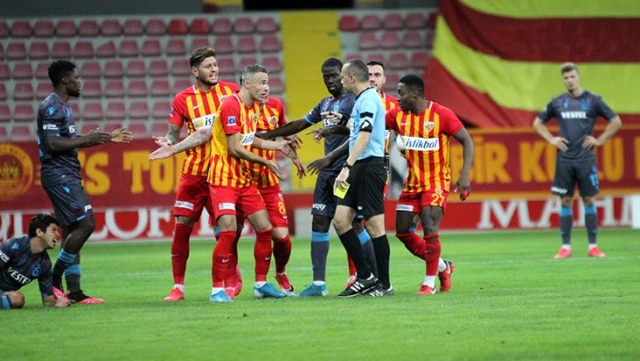 Ligden düşen Kayserispor'da futbolcular hakem Cüneyt Çakır'a tepki gösterdi