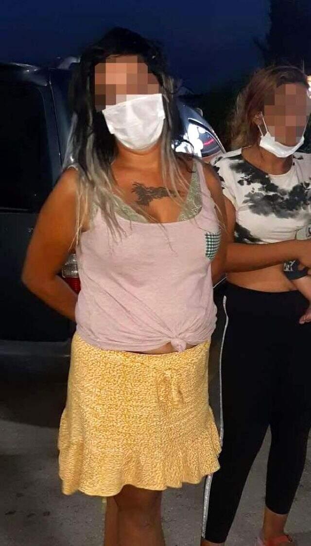 Otostop yaparak bindikleri araçta gasp yapan çete çökertildi! 2'si kadın 4 kişi gözaltında Otostop yaparak bindikleri araçta gasp yapan çete çökertildi! 2'si kadın 4 kişi gözaltında