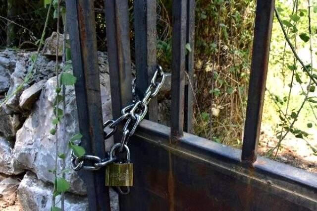 Pınar'ın katledildiği bağ evinin kapısına asma kilit vuruldu Pınar'ın katledildiği bağ evinin kapısına asma kilit vuruldu