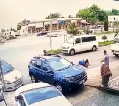 Park yeri kavgasında cinayet anının görüntüleri ortaya çıktı! Anne ne yaptıysa oğlunun katil olmasını engelleyemedi Park yeri kavgasında cinayet anının görüntüleri ortaya çıktı! Anne ne yaptıysa oğlunun katil olmasını engelleyemedi