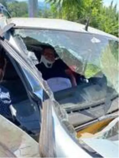 Yaralı sürücüyü itfaiye ekipleri kurtardı Yaralı sürücüyü itfaiye ekipleri kurtardı