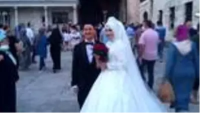 Yurt dışından gelip Ayasofya-i Kebir Cami-i Şerifi'ni gelinlik ve damatlıkla ziyaret ettiler Yurt dışından gelip Ayasofya-i Kebir Cami-i Şerifi'ni gelinlik ve damatlıkla ziyaret ettiler