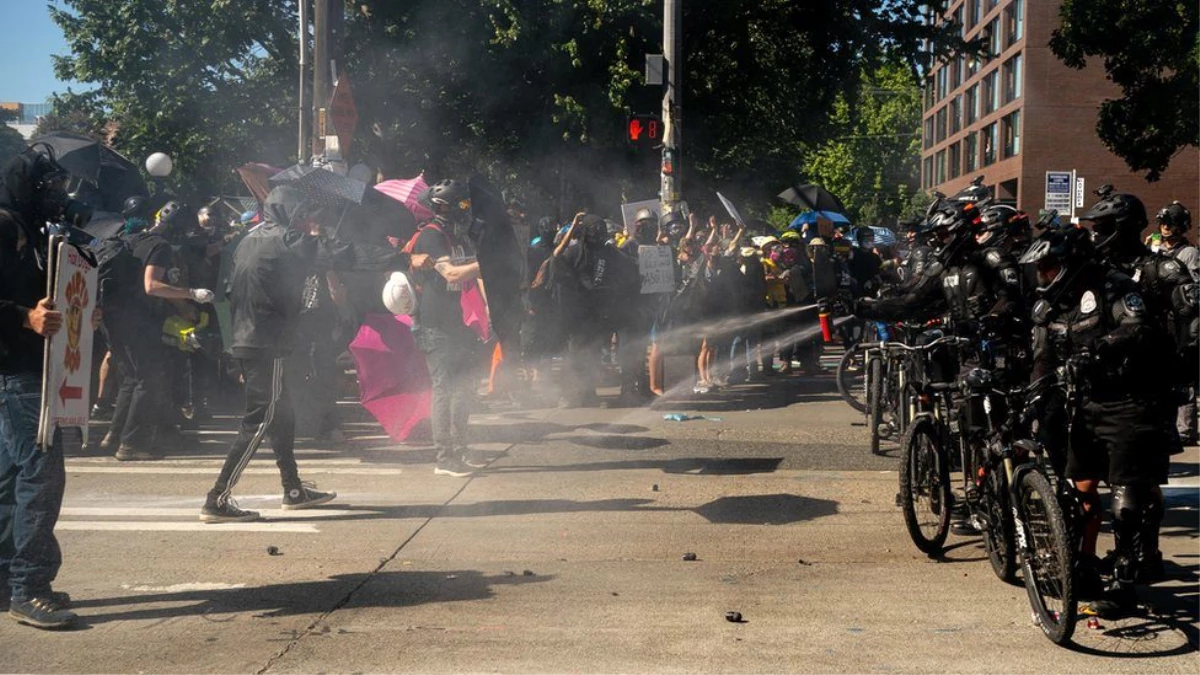 ABD genelindeki ırkçılık karşıtı protestolarda göstericilerle polis çatıştı