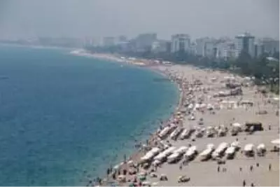 Antalya'da yüksek nemde sahiller doldu Antalya'da yüksek nemde sahiller doldu
