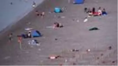 ANTALYA Konyaaltı Sahili'nde sabahlıyorlar ANTALYA Konyaaltı Sahili'nde sabahlıyorlar
