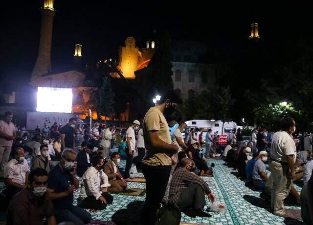 Ayasofya-i Kebir Cami-i Şerifi'nde ikinci sabah namazı da büyük coşkuyla eda edildi Ayasofya-i Kebir Cami-i Şerifi'nde ikinci sabah namazı da büyük coşkuyla eda edildi
