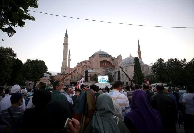 Ayasofya-i Kebir Cami-i Şerifi'nde ikinci sabah namazı da büyük coşkuyla eda edildi Ayasofya-i Kebir Cami-i Şerifi'nde ikinci sabah namazı da büyük coşkuyla eda edildi