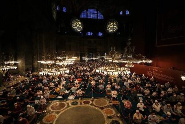 Ayasofya-i Kebir Cami-i Şerifi'nde ikinci sabah namazı da büyük coşkuyla eda edildi Ayasofya-i Kebir Cami-i Şerifi'nde ikinci sabah namazı da büyük coşkuyla eda edildi