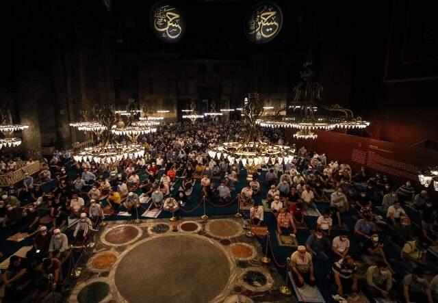 Ayasofya-i Kebir Cami-i Şerifi'nde ikinci sabah namazı da büyük coşkuyla eda edildi Ayasofya-i Kebir Cami-i Şerifi'nde ikinci sabah namazı da büyük coşkuyla eda edildi