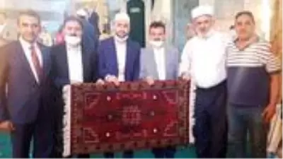 Başkan Emre, besni kadınlarının el emeği olan seccadeyi Ayasofya'ya hediye etti Başkan Emre, besni kadınlarının el emeği olan seccadeyi Ayasofya'ya hediye etti