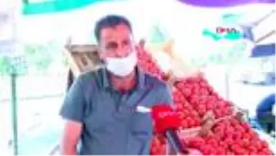 Bilim Kurulu Üyesi pazarda alışveriş yaparak vatandaşları uyardı Bilim Kurulu Üyesi pazarda alışveriş yaparak vatandaşları uyardı