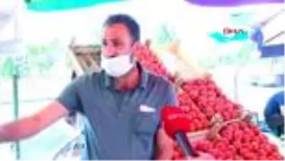 Bilim Kurulu Üyesi pazarda alışveriş yaparak vatandaşları uyardı Bilim Kurulu Üyesi pazarda alışveriş yaparak vatandaşları uyardı