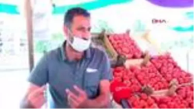 Bilim Kurulu Üyesi pazarda alışveriş yaparak vatandaşları uyardı Bilim Kurulu Üyesi pazarda alışveriş yaparak vatandaşları uyardı