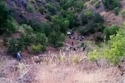 Cenaze dönüşü şarampole yuvarlanan araçtaki 3 kardeş hayatını kaybetti Cenaze dönüşü şarampole yuvarlanan araçtaki 3 kardeş hayatını kaybetti