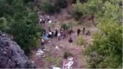 Cenaze dönüşü şarampole yuvarlanan araçtaki 3 kardeş hayatını kaybetti Cenaze dönüşü şarampole yuvarlanan araçtaki 3 kardeş hayatını kaybetti