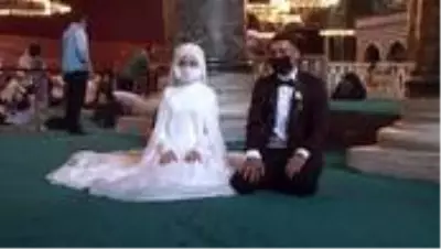 Düğün öncesi gelinlik ve damatlıkla Ayasofya Camii'ne gelip dua ettiler Düğün öncesi gelinlik ve damatlıkla Ayasofya Camii'ne gelip dua ettiler