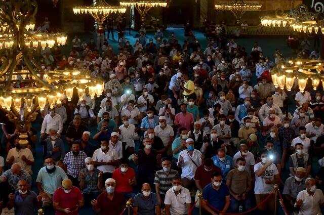 Düğün öncesi gelinlik ve damatlıkla Ayasofya Camii'ne gelip dua ettiler Düğün öncesi gelinlik ve damatlıkla Ayasofya Camii'ne gelip dua ettiler