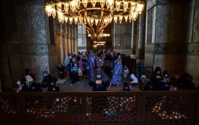 Düğün öncesi gelinlik ve damatlıkla Ayasofya Camii'ne gelip dua ettiler Düğün öncesi gelinlik ve damatlıkla Ayasofya Camii'ne gelip dua ettiler