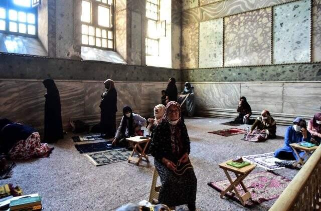 Düğün öncesi gelinlik ve damatlıkla Ayasofya Camii'ne gelip dua ettiler Düğün öncesi gelinlik ve damatlıkla Ayasofya Camii'ne gelip dua ettiler