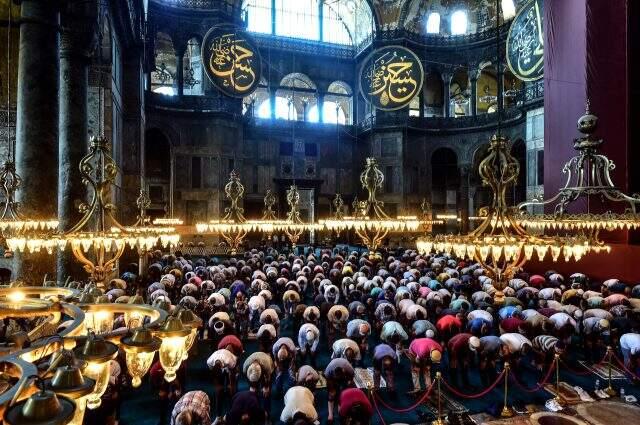 Düğün öncesi gelinlik ve damatlıkla Ayasofya Camii'ne gelip dua ettiler Düğün öncesi gelinlik ve damatlıkla Ayasofya Camii'ne gelip dua ettiler