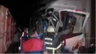 Son dakika! Düzce'de TIR'lar çarpıştı: 1 yaralı Son dakika! Düzce'de TIR'lar çarpıştı: 1 yaralı