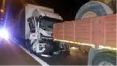 Düzce'de TIR'lar çarpıştı: 1 yaralı Düzce'de TIR'lar çarpıştı: 1 yaralı
