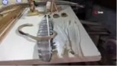 Evinin odunluğunda başladığı kemangerliği yaşatmaya çalışıyor Evinin odunluğunda başladığı kemangerliği yaşatmaya çalışıyor