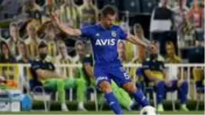 Futbola veda eden Emre Belözoğlu, sahada hüngür hüngür ağladı Futbola veda eden Emre Belözoğlu, sahada hüngür hüngür ağladı