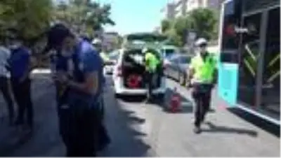 Kadıköy'de otobüs Müjdat Gezen Sanat Merkezi'nin bahçesine girdi: 5 yaralı Kadıköy'de otobüs Müjdat Gezen Sanat Merkezi'nin bahçesine girdi: 5 yaralı