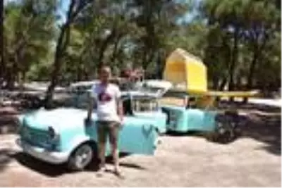 Klasik otomobilinden çekme karavan yaptı Klasik otomobilinden çekme karavan yaptı