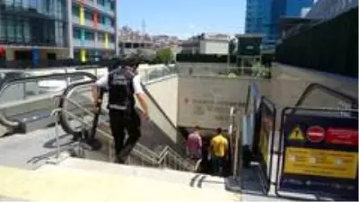 Küçük çocuğun saçları metro istasyonundaki yürüyen merdivenlere sıkıştı Küçük çocuğun saçları metro istasyonundaki yürüyen merdivenlere sıkıştı