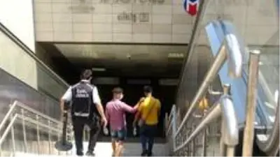Küçük çocuğun saçları metro istasyonundaki yürüyen merdivenlere sıkıştı Küçük çocuğun saçları metro istasyonundaki yürüyen merdivenlere sıkıştı