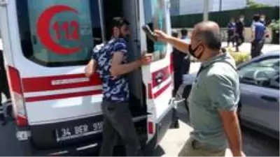 Küçük çocuğun saçları metro istasyonundaki yürüyen merdivenlere sıkıştı Küçük çocuğun saçları metro istasyonundaki yürüyen merdivenlere sıkıştı