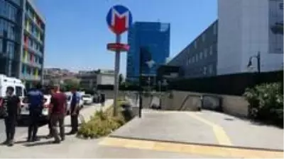 Küçük çocuğun saçları metro istasyonundaki yürüyen merdivenlere sıkıştı Küçük çocuğun saçları metro istasyonundaki yürüyen merdivenlere sıkıştı