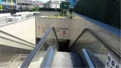 Küçük çocuğun saçları metro istasyonundaki yürüyen merdivenlere sıkıştı Küçük çocuğun saçları metro istasyonundaki yürüyen merdivenlere sıkıştı