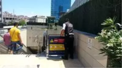 Küçük çocuğun saçları metro istasyonundaki yürüyen merdivenlere sıkıştı Küçük çocuğun saçları metro istasyonundaki yürüyen merdivenlere sıkıştı