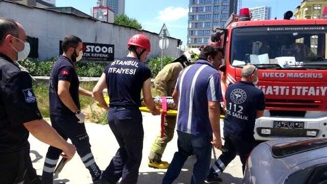 Küçük çocuğun saçları metro istasyonunda yürüyen merdivenlere sıkıştı Küçük çocuğun saçları metro istasyonunda yürüyen merdivenlere sıkıştı