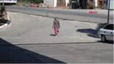 Yolda yürürken 6 köpeğin saldırısına uğrayan kadın o anları anlattı Yolda yürürken 6 köpeğin saldırısına uğrayan kadın o anları anlattı
